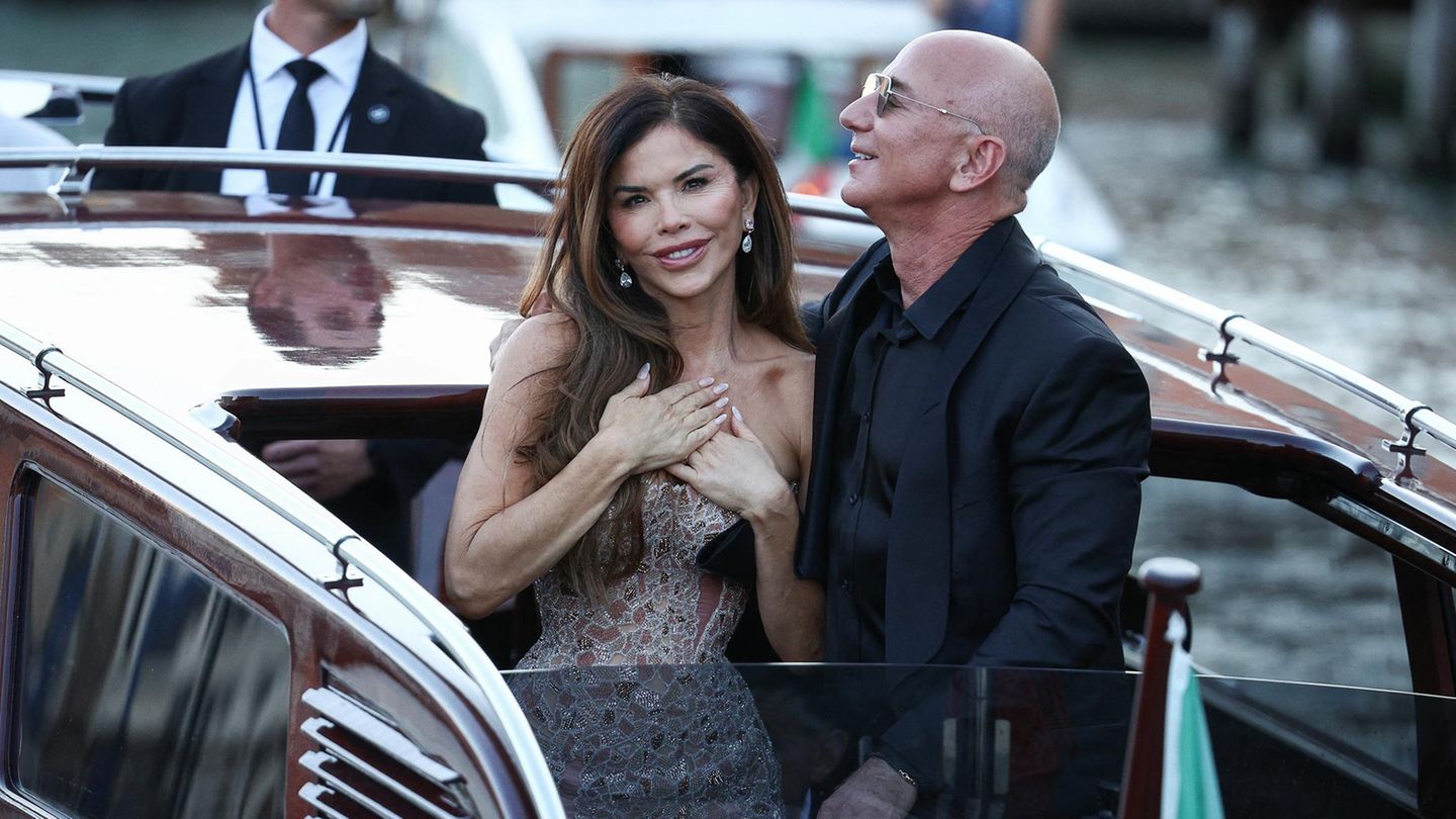 Lauren Sánchez and Jeff Bezos invite you to the Pyjama party