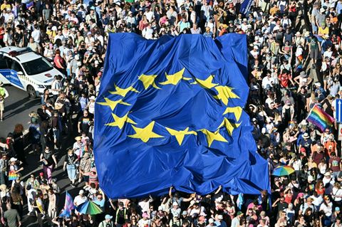 Riesige EU-Flagge bei der Pride-Parade in Budapest