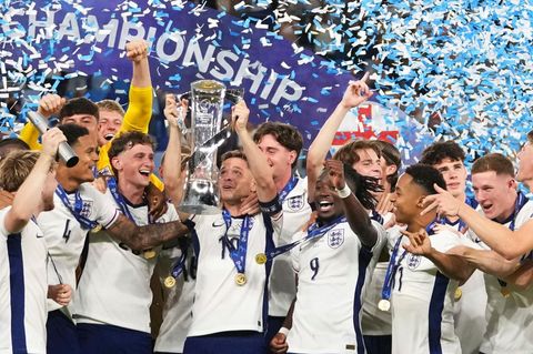 U21-EM: Das Team aus England bejubelt die Verteidigung der Europameisterschaft