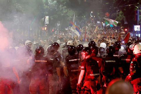 Zusammenstöße zwischen Polizei und Protestierenden in Belgrad