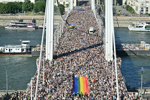 Demonstranten mit riesiger Pride-Flagge in Budapest