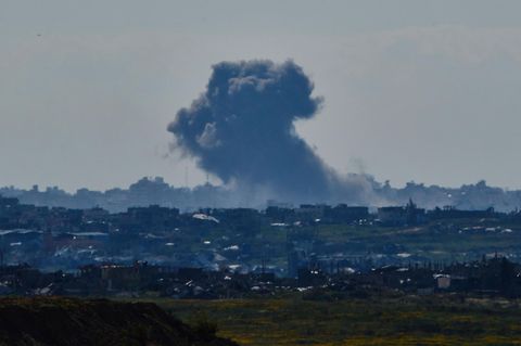 Nach einer Explosion im Gazastreifen steigt Rauch in den Himmel, gesehen vom Süden Israels aus