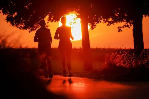 Bei sommerlichen Temperaturen joggt es sich am besten bei Sonnenauf- oder -untergang