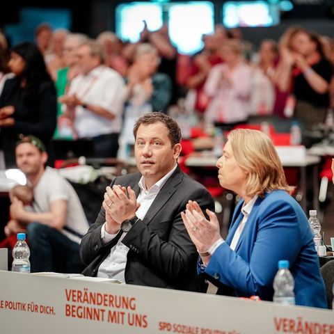 Applaus auf der SPD-Parteitag, nachdem Bekenntnis zu einem Verbot der AfD