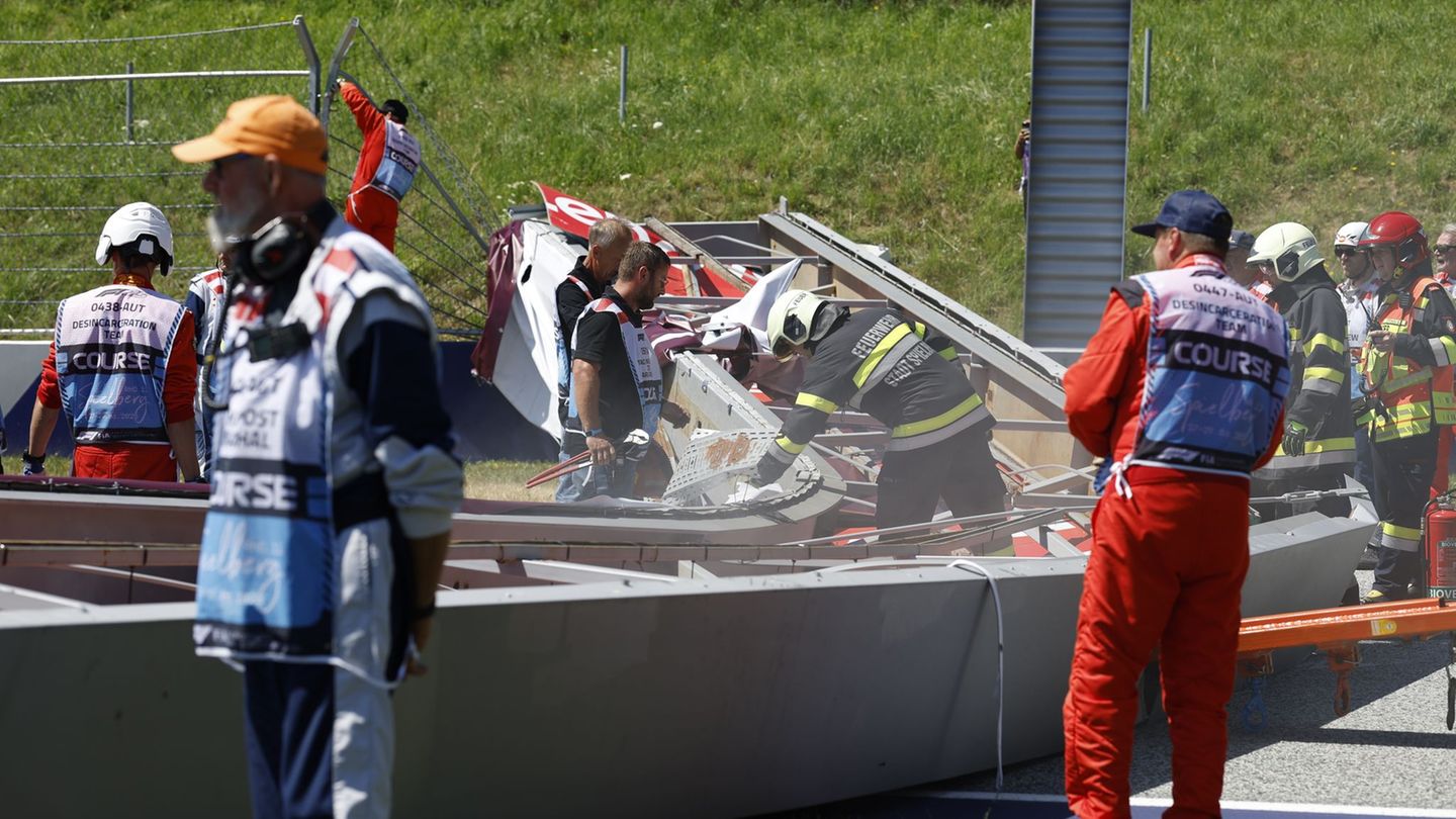Grand Prix of Austria: Formula 1 advertising bridge Kracht in Spielberg on the route