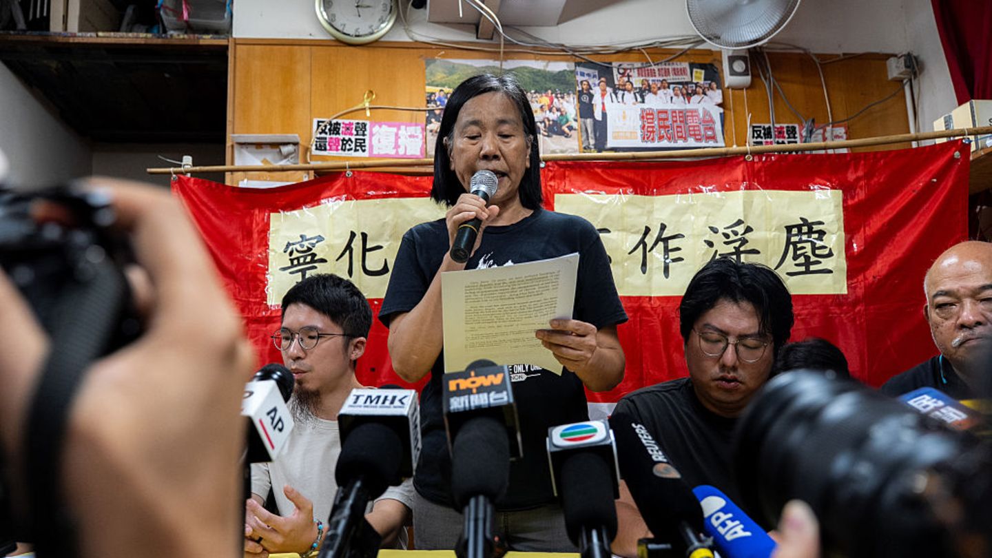 Hong Kong Social Democrats give up – last opposition party