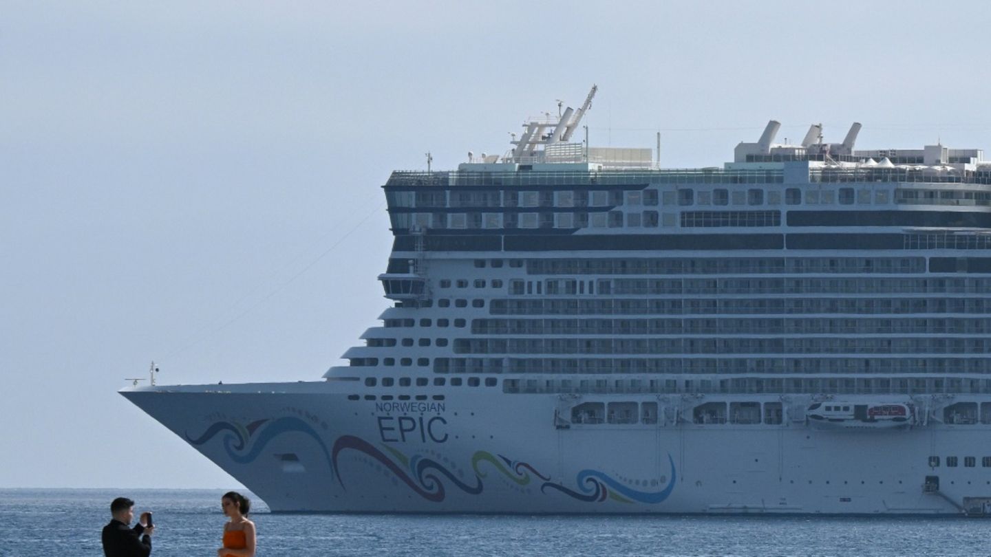 Kreuzfahrtschiff vor Cannes, 2022