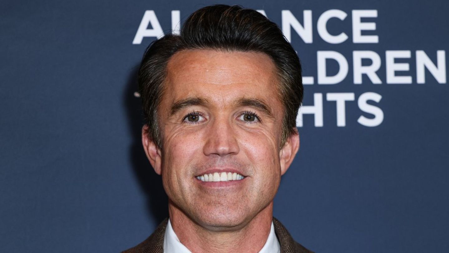Rob Mcelhenney: Actor requests new surnames