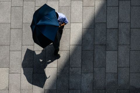 Schutz vor der Sonne mit einem Schirm