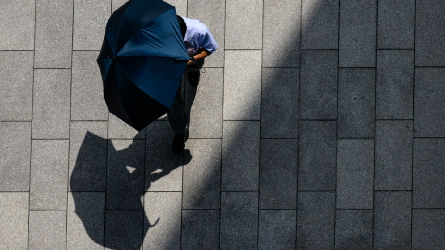 Schutz vor der Sonne mit einem Schirm