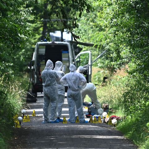 Die Polizei Nordrhein-Westfalen sichert Spuren am Fundort zweier Leichen in Dorsten