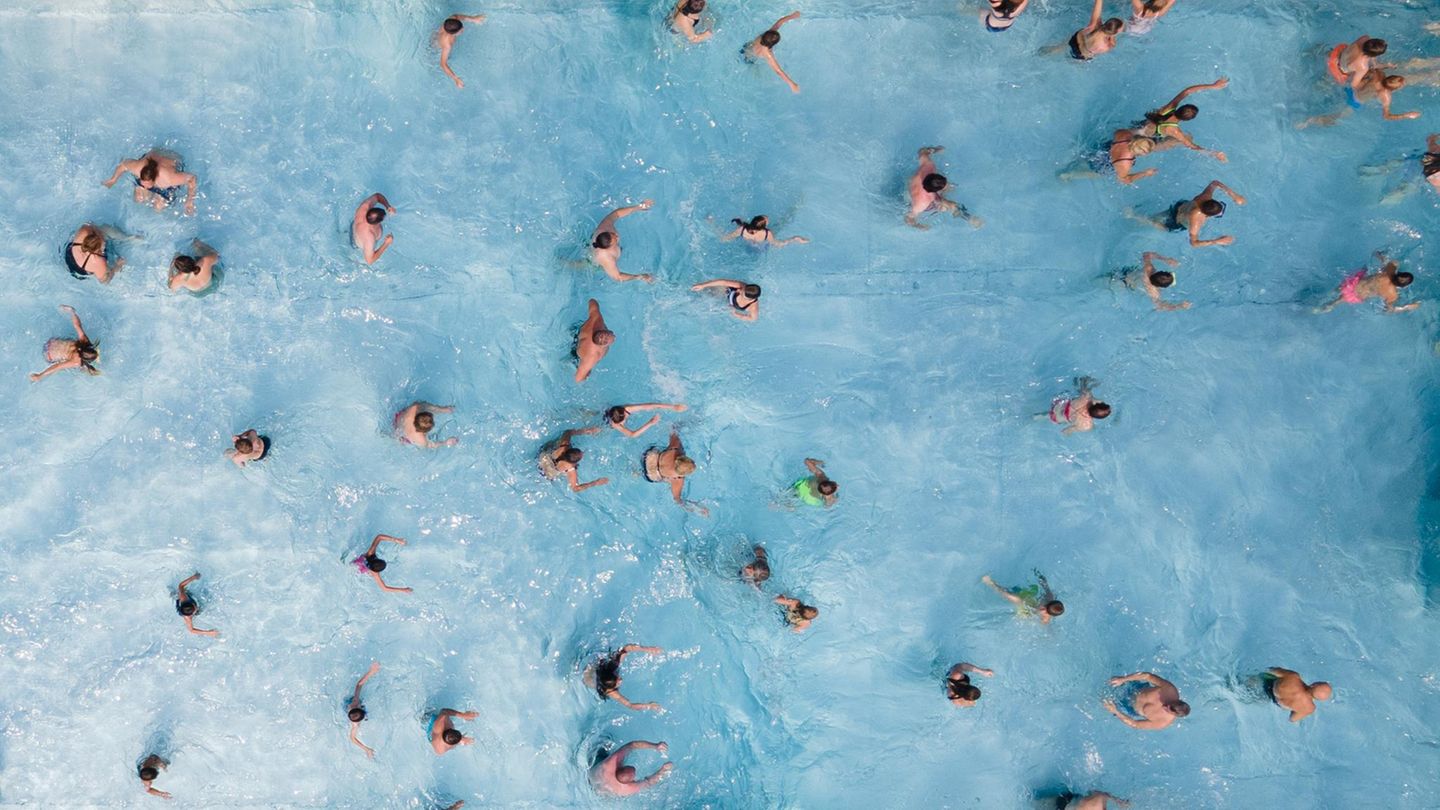 Badegäste in einem Freibad von oben fotografiert