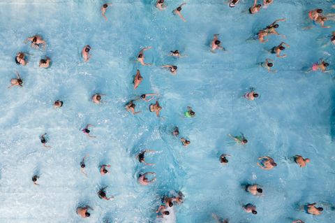 Badegäste in einem Freibad von oben fotografiert