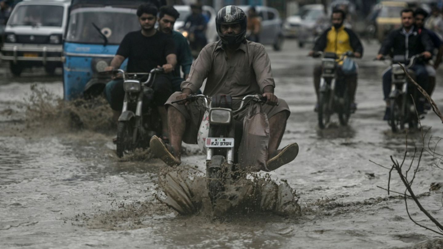 Überschwemmte Straße nach Starkregen in Karachi