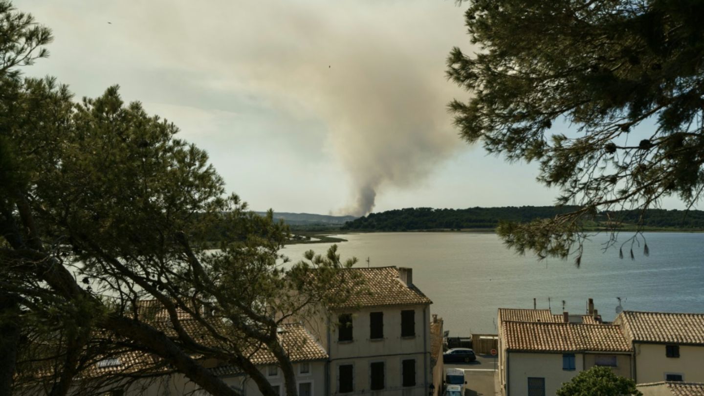 Rauch von Waldbrand im südfranzösischen Bizanet