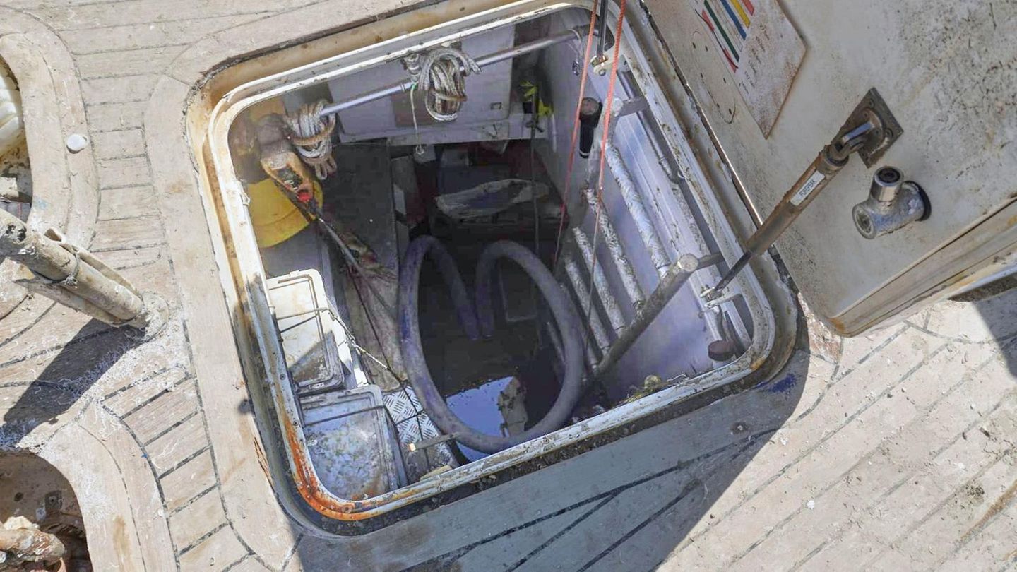 Blick ins Innere: Die Luke im Deck war, anders als vermutet, bei der Bergung noch geschlossen 