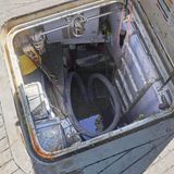 Blick ins Innere: Die Luke im Deck war, anders als vermutet, bei der Bergung noch geschlossen 