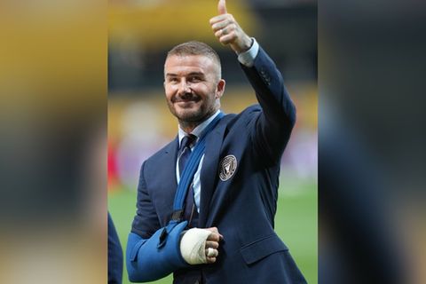 Daumen hoch: David Beckham mit Armschlinge, aber gut gelaunt.