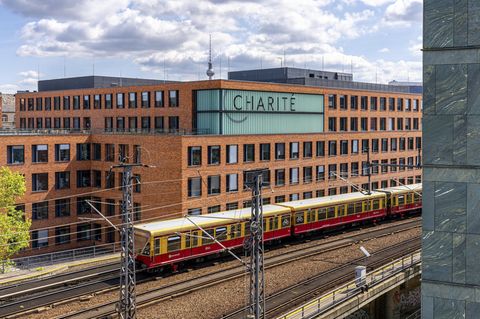 Blick auf Gebäude der Berliner Charité über Bahngleise hinweg