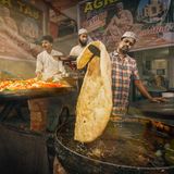 Riesen Parathas über einer heißen Platte