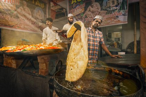 Riesen Parathas über einer heißen Platte