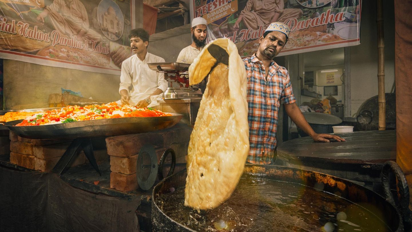 Riesen Parathas über einer heißen Platte