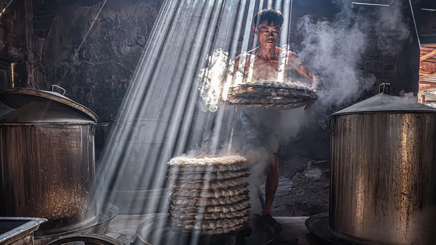 Dampfbad Mann zwischen dampfenden Töpfen
