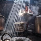 Mann zwischen dampfenden Töpfen