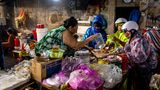 Frauen zwischen bunten Plastiktüten
