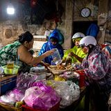 Frauen zwischen bunten Plastiktüten