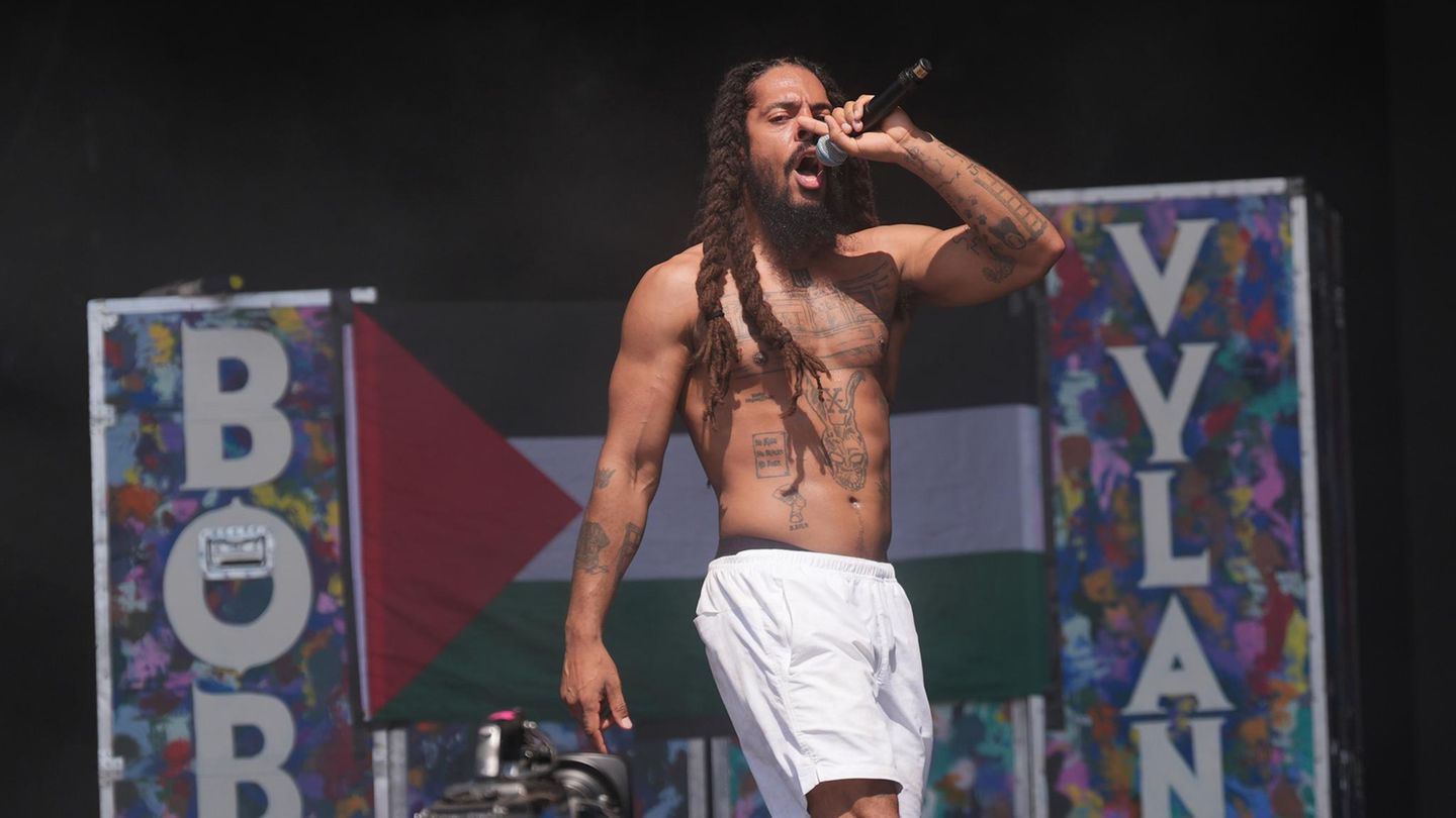 Sänger Bobby Villan von der Band Bob Vylan beim Festival in Glastonbury