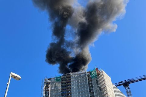 Rauch steigt bei einem Brand auf einer Baustelle in der Kurfürstenstraße im Berliner Stadtteil Schöneberg auf
