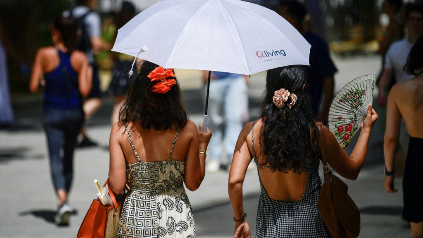 Frauen mit Sonnenschirm und Fächer in Madrid