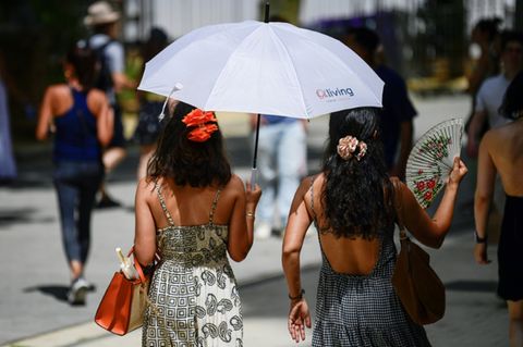 Frauen mit Sonnenschirm und Fächer in Madrid