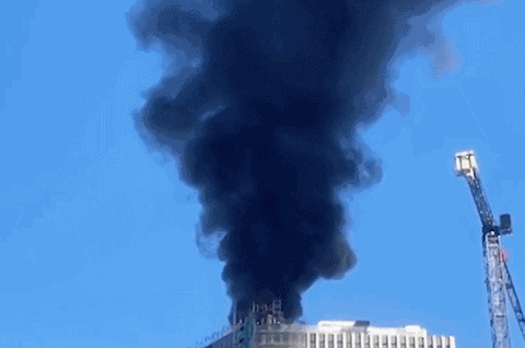 Rauchsäule über Berlin: Augenzeuge filmt Explosion auf Hochhaus