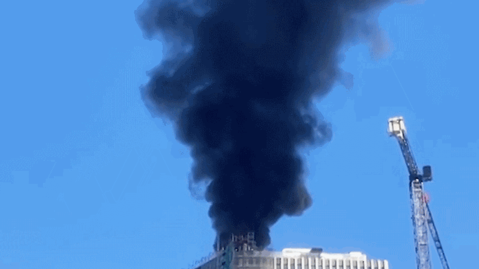 Rauchsäule über Berlin: Augenzeuge filmt Explosion auf Hochhaus
