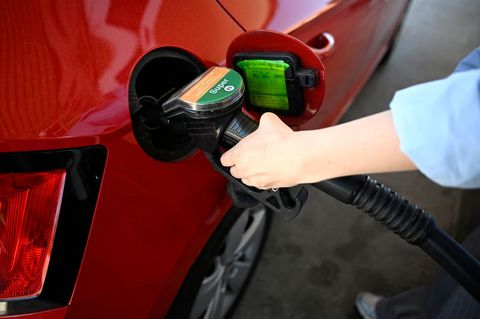 Inflation: Frau tankt ihr Auto