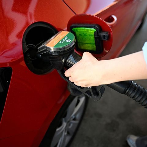 Inflation: Frau tankt ihr Auto