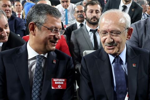 Özgür Özel (links) und Kemal Kilicdaroglu