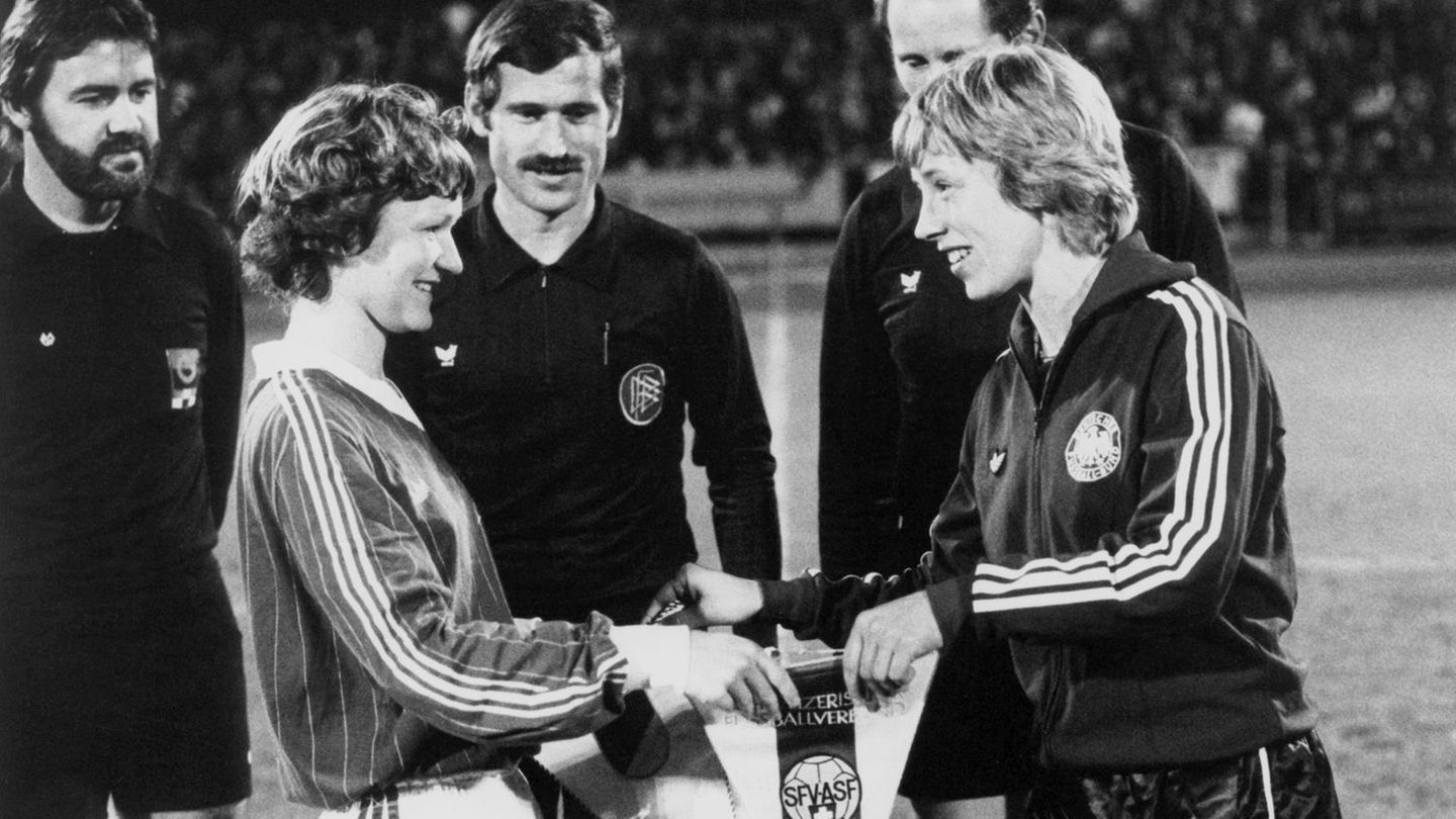 DFB-Pionierin Anne Trabant-Haarbach beim Wimpeltausch vor dem Länderspiel gegen die Schweiz 1982