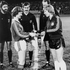 DFB-Pionierin Anne Trabant-Haarbach beim Wimpeltausch vor dem Länderspiel gegen die Schweiz 1982
