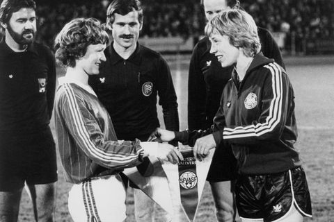 DFB-Pionierin Anne Trabant-Haarbach beim Wimpeltausch vor dem Länderspiel gegen die Schweiz 1982