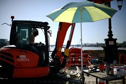 Bauarbeiten mit Sonnenschirm in Bordeaux