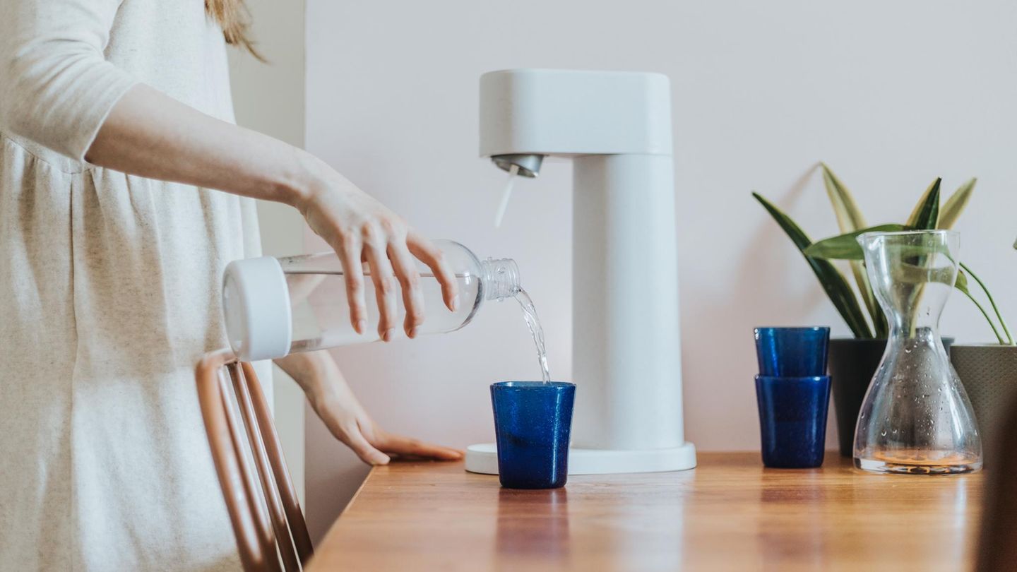 Eine Frau benutzt einen Wassersprudler. Stiftung Warentest hat nun sieben Modelle getestet