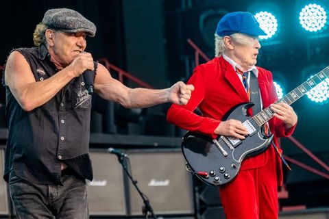 Brian Johnson (l.) und Angus Young von AC/DC auf der Bühne in Prag
