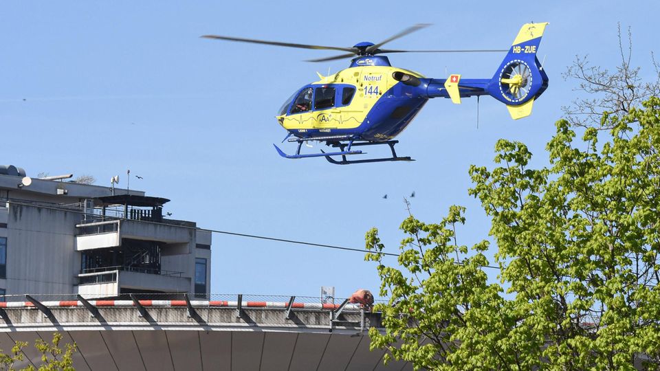 Ein Rettungshubschrauber startet vom Dach der Uni-Klinik in Freiburg