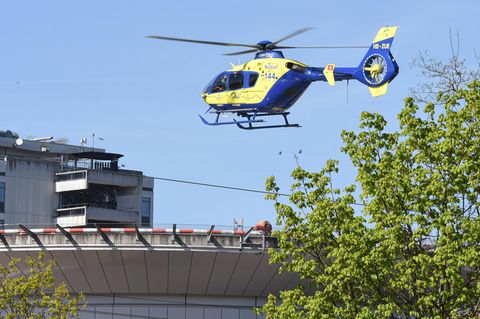 Ein Rettungshubschrauber startet vom Dach der Uni-Klinik in Freiburg