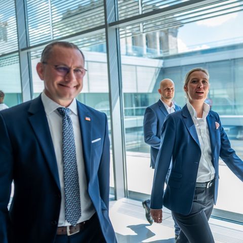 Die AfD-Chefs Tino Chrupalla (l.) und Alice Weidel können sich über einen spürbaren Anstieg ihrer Monatseinkünfte freuen. (Archi