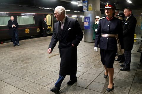 König Charles III. vor dem königlichen Zug