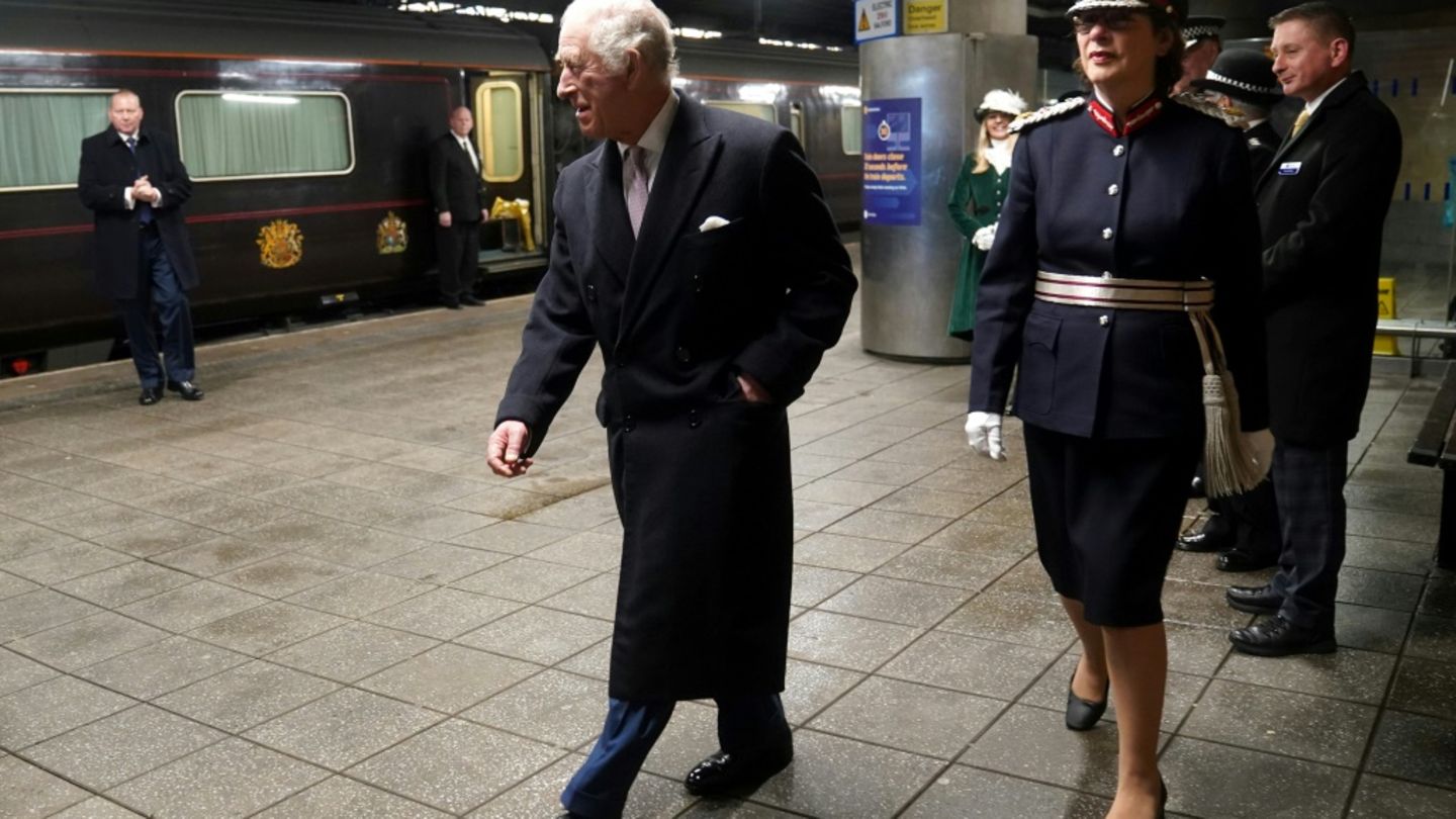 König Charles III. vor dem königlichen Zug